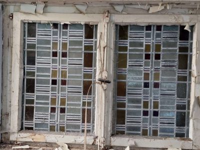 Flurfenster mit Bleiverglasung aus Buntglas.