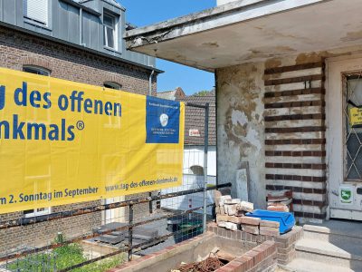 Banner der Deutschen Stiftung Denkmalschutz zum Tag des offenen Denkmals vor der Haustür von Haus Haan.