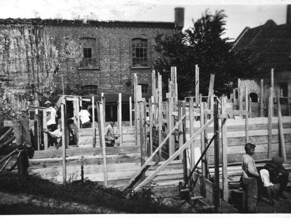 Teilweise stehende Schalung für die Wände des untersten Geschosses. 1931. Fotograf: unbekannt